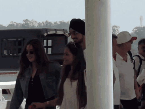 अर्शदीप सिंग मॉडेल समरीन कौरसोबत चंदीगड विमानतळावर.