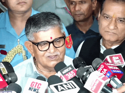 पंजाब के गवर्नर व चंडीगढ़ प्रशासक गुलाब चंद कटारिया मीडिया से बातचीत करते हुए। - Dainik Bhaskar