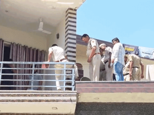 चीनू की हत्या के बाद परिवार ने जब गेट बंद कर लिया तो पुलिस छत के रास्ते घर में दाखिल हुई।