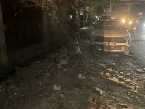 इसी कार के नीचे बच्ची का शव पड़ा था।