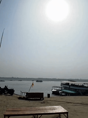 उत्तर प्रदेश के वाराणसी में रविवार सुबह से तेज धूप निकली। हवा नहीं चलने से लोगों को गर्मी का एहसास हुआ।