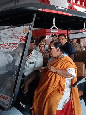 अफसरों ने ई-कार्ट से जाने के लिए कह दिया। इसके बाद उमा भारती प्लेटफॉर्म तक ई-कार्ट से गईं।