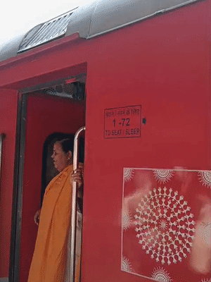 उमा भारती को थर्ड एसी में चढ़ना पड़ा।