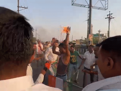 पुलिसकर्मी गिरधर मंडावी पुतला दहन के दौरान आग में झूलस गए।