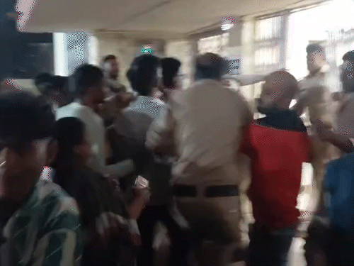 नाराज परिजनों ने थाना घेरा, पुलिस ने हल्का बल प्रयोग कर सभी को वापस भेजा।