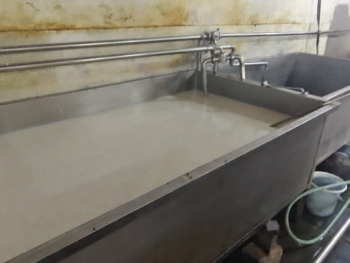 छापेमारी के दौरान टीम को फैक्ट्री में गंदगी मिली।