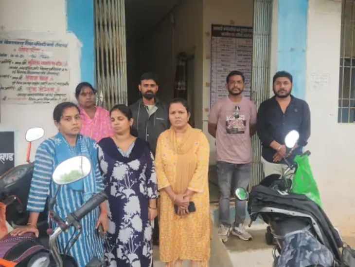 पीड़ित छात्र के परिजन सहित अन्य अभिभावकों ने बीईओ से की टीचर के खिलाफ शिकायत।