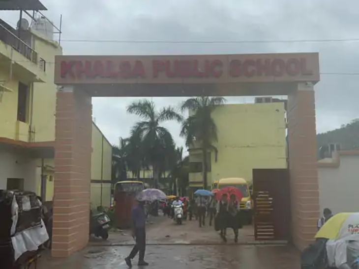 डोंगरगढ़ के खालसा पब्लिक स्कूल में 7वीं कक्षा के छात्र की पिटाई की गई है, जिससे छात्र के कान में कम सुनाई दे रहा है।