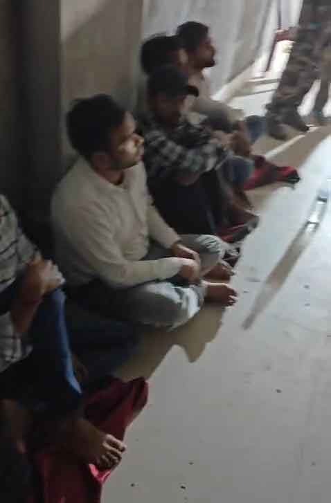 पुलिस ने मौके पर मौजूद कई संदिग्धों को पकड़ लिया और उनसे पूछताछ शुरू कर दी।