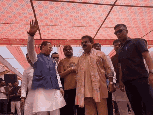 शो में उत्तराखंड के मुख्यमंत्री पुष्कर सिंह धामी ने स्टेज से मासूम शर्मा का हाथ भी उठाया। (फाइल)