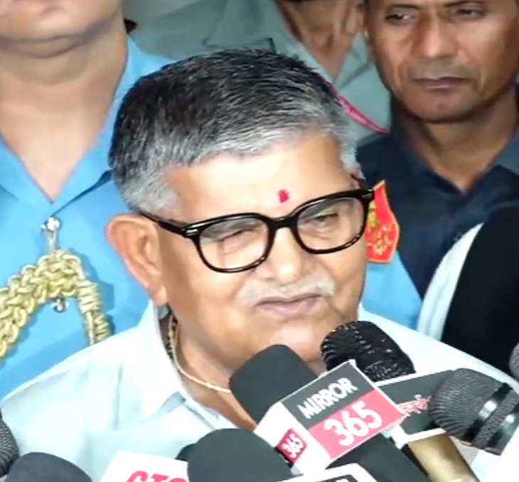 प्रशासक के गुलाब चंद कटारिया मीडिया से बात करते हुए।