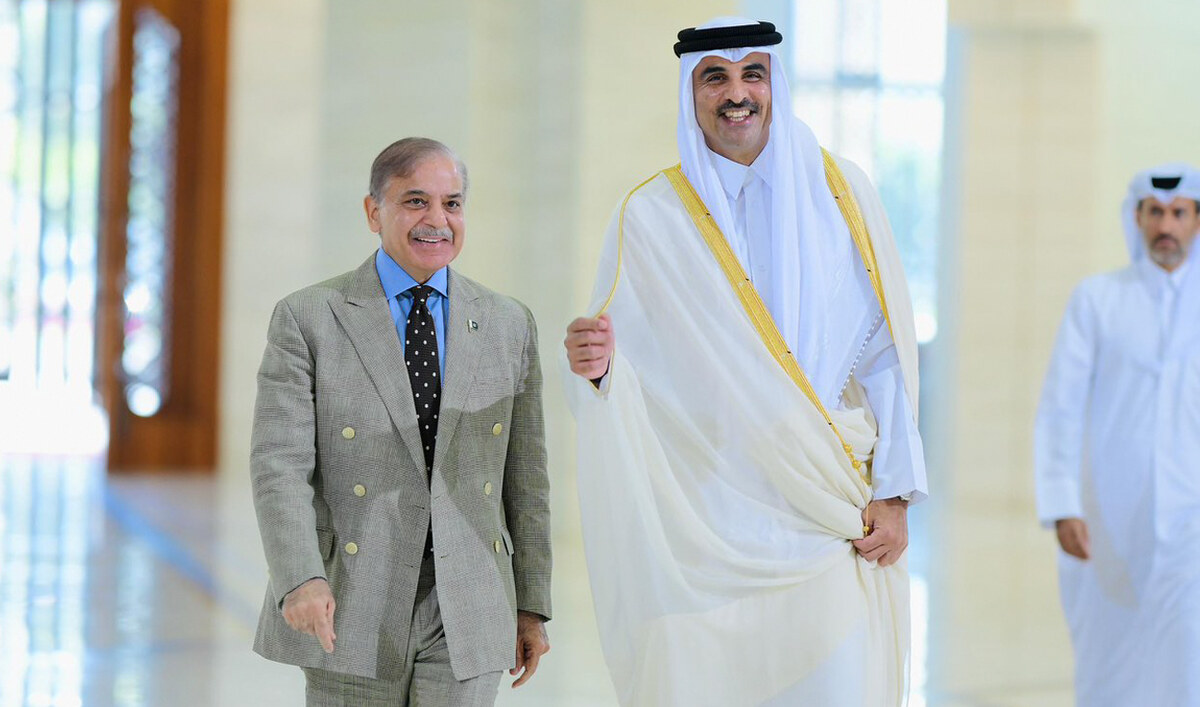 पाकिस्तान के प्रधानमंत्री शहबाज शरीफ दोहा में कतर के अमीर शेख तमीम बिन हमद अल थानी से मुलाकात करते हुए। फोटो 31 अक्टूबर, 2024 की है।