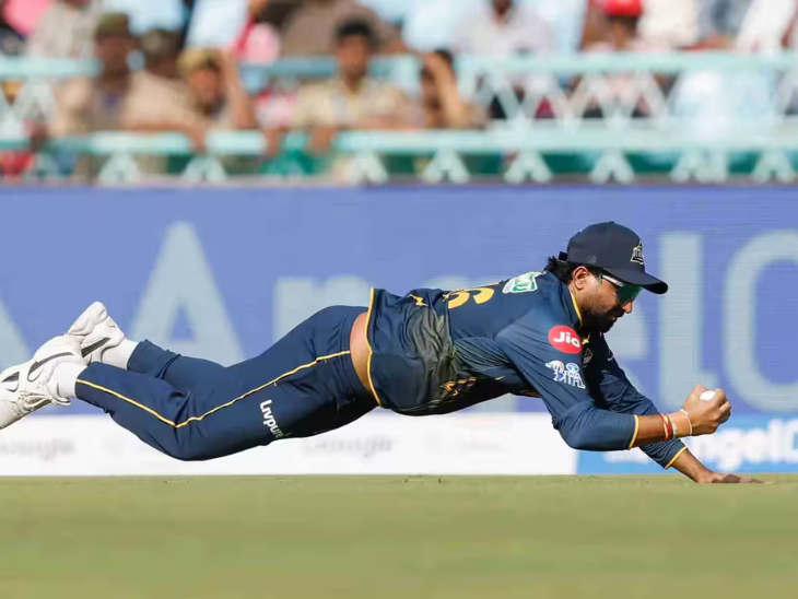 तेवतिया ने 18 रन पर ऋषभ पंत का कैच लपका।