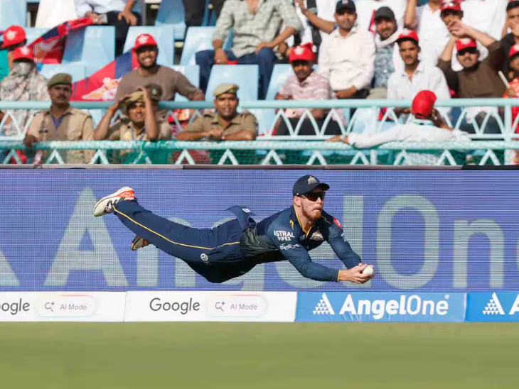 ग्लेन फिलिप्स ने हवा में छलांग लगाकर कैच लेने की कोशिश की।