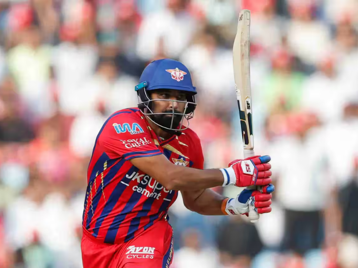 मोहम्मद शमी 5 बॉल पर 12 रन बनाकर नाबाद रहे।