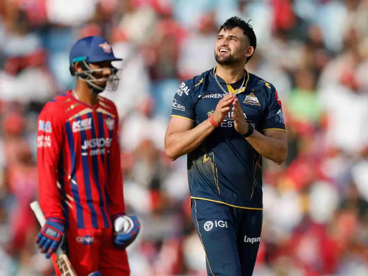 अशोक शर्मा ने 32 रन देकर 2 विकेट लिए।