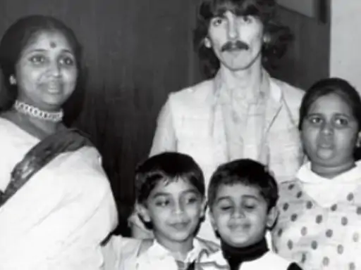 गणपत राव और बच्चों के साथ आशा भोसले।