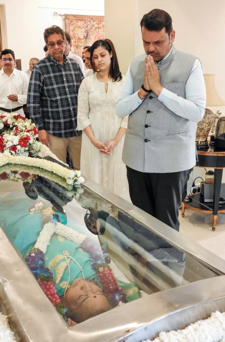 महाराष्ट्र के सीएम देवेंद्र फडणवीस ने रविवार देर शाम आशा भोसले के घर पहुंचकर श्रद्धांजलि दी।