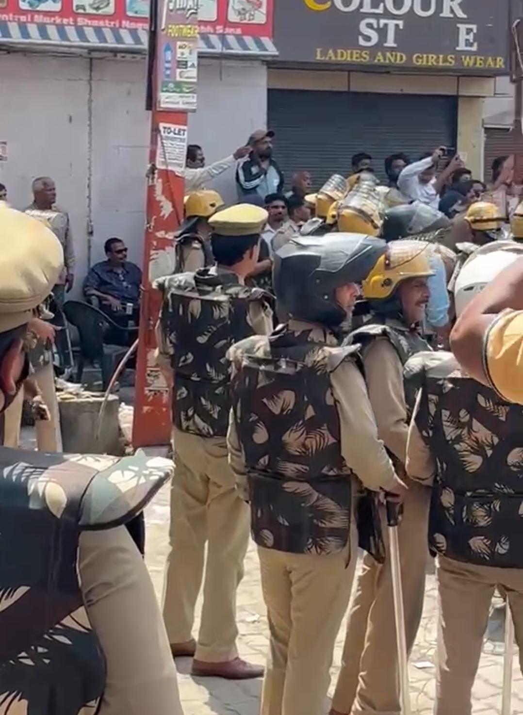 मौके पर भारी फोर्स तैनात