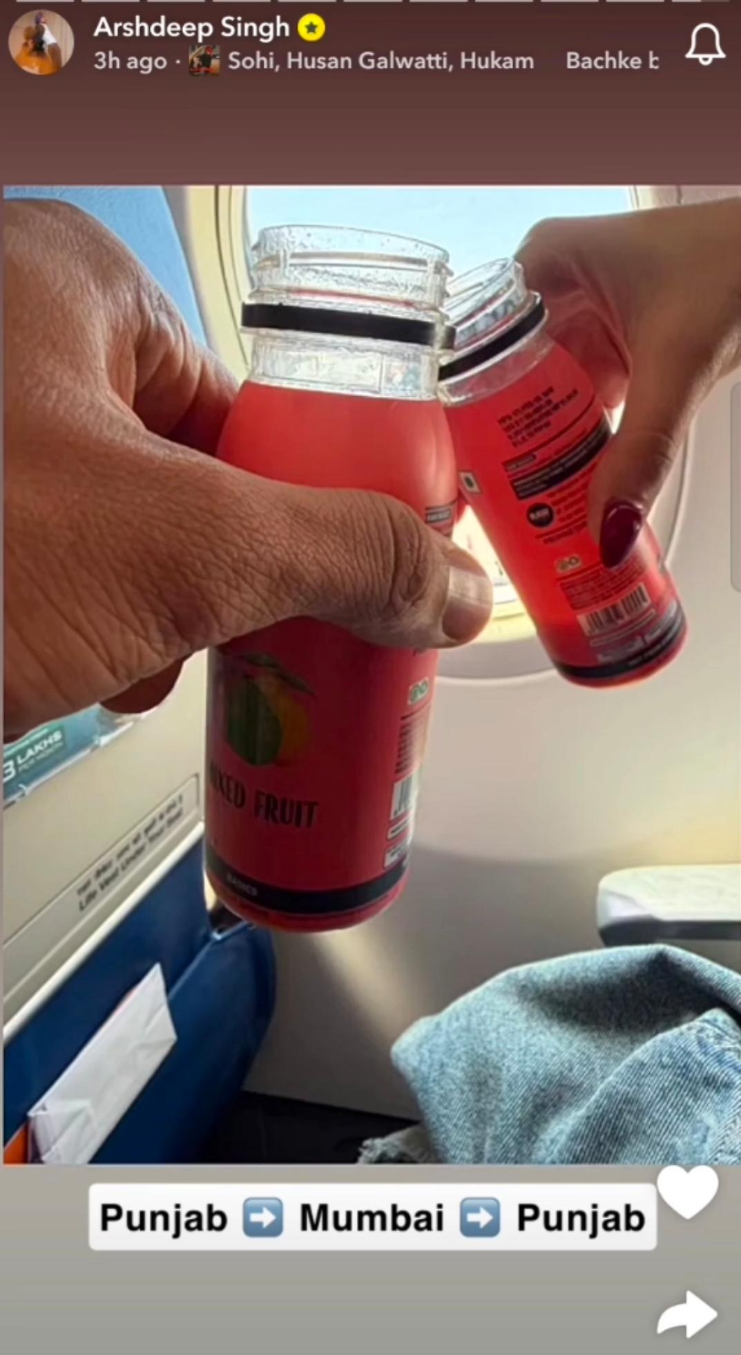 स्नैपचैट पर अर्शदीप सिंह ने यह फोटो पोस्ट किया है, जिसमें दोनों ने बोतल पकड़ी हुई है।