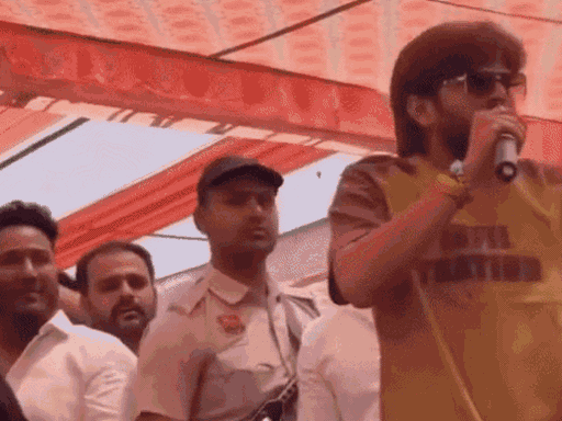 देहरादून में मंच से बदमाश को गाली देते मासूम शर्मा। (फाइल)