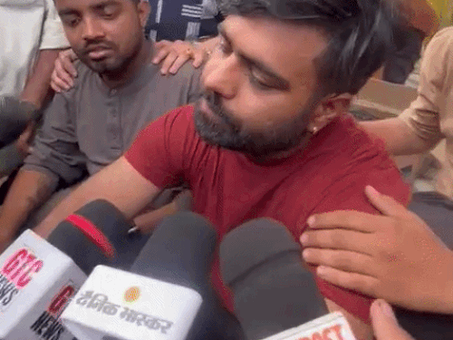 यात्रा के ऑर्गेनाइजर यशु बजाज जानकारी देते हुए।