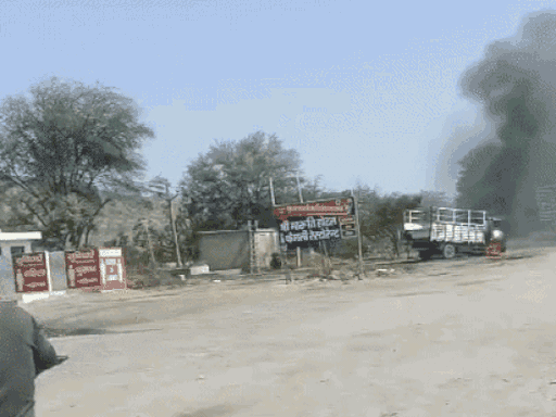 मिनी ट्रक के टायर में आग लग गई, उसके बाद उससे धुआं उठने लगा।