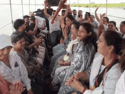 यह फुटेज भी हादसे में पहले का है। नाव में मोनिका डिंकी के साथ बैठी है।