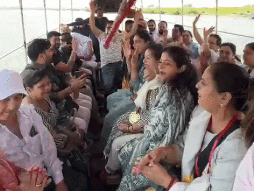 ‘राधे-राधे’ का जाप करते हुए भजन-कीर्तन करते हुए श्रद्धालु, इस दौरान उन्होंने जय कारे लगाए।