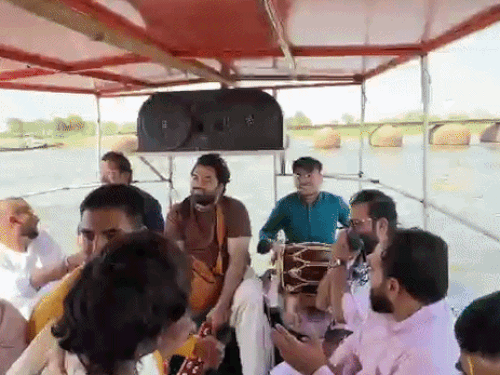 यह वीडियो हादसे में पहले का है, जिसमें यश भल्ला ढोलक बजाते हुए दिखा।