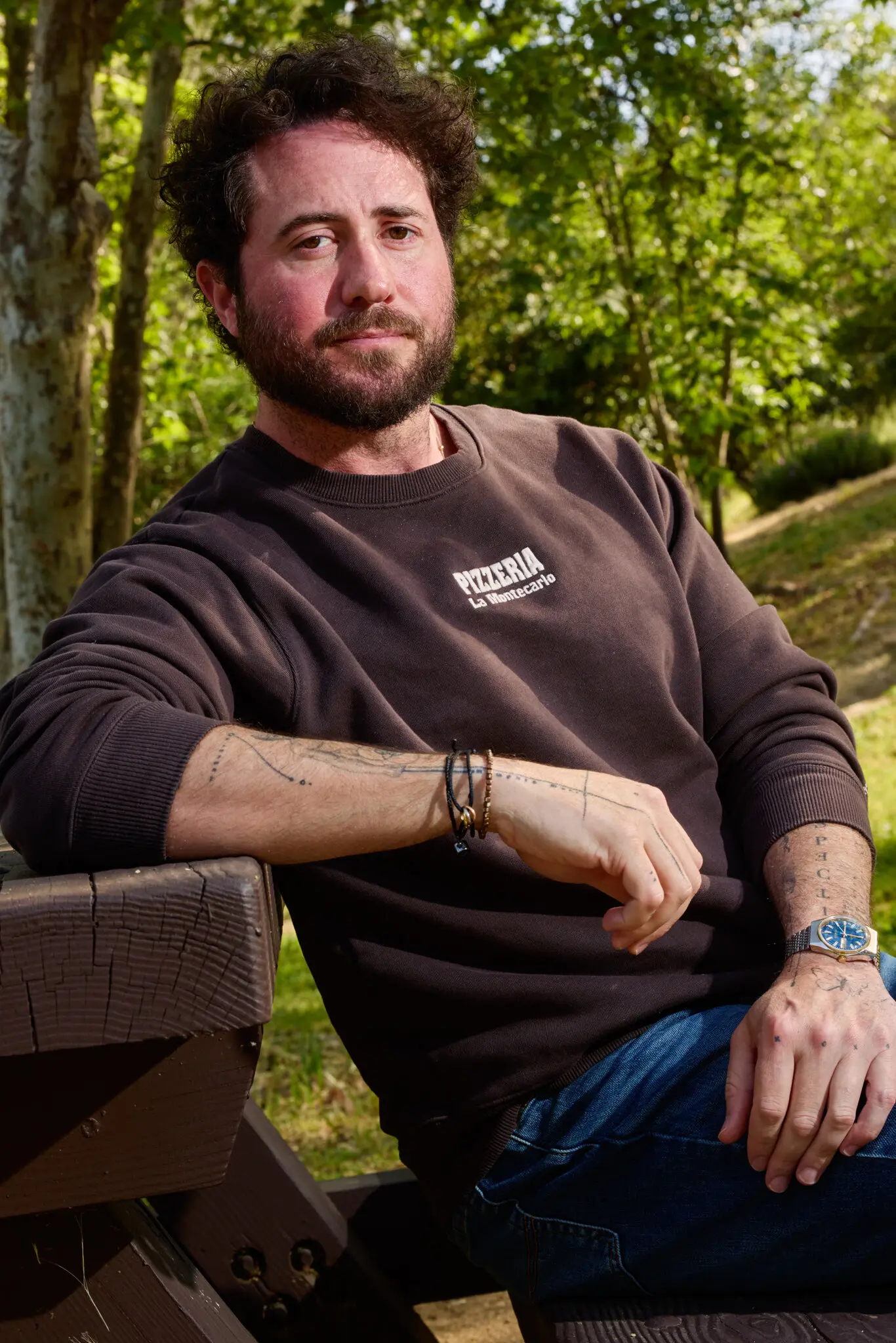 मेडवी को बनाने के लिए मिस्टर गैलाघर ने चैटजीपीटी, क्लॉड, ग्रोक, मिडजर्नी और रनवे जैसे AI टूल्स का इस्तेमाल किया।