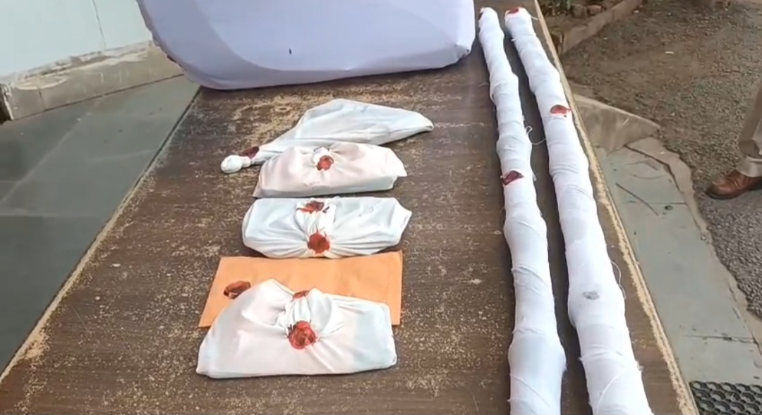 आरोपियों से जब्त किया लूटा गया सामान।