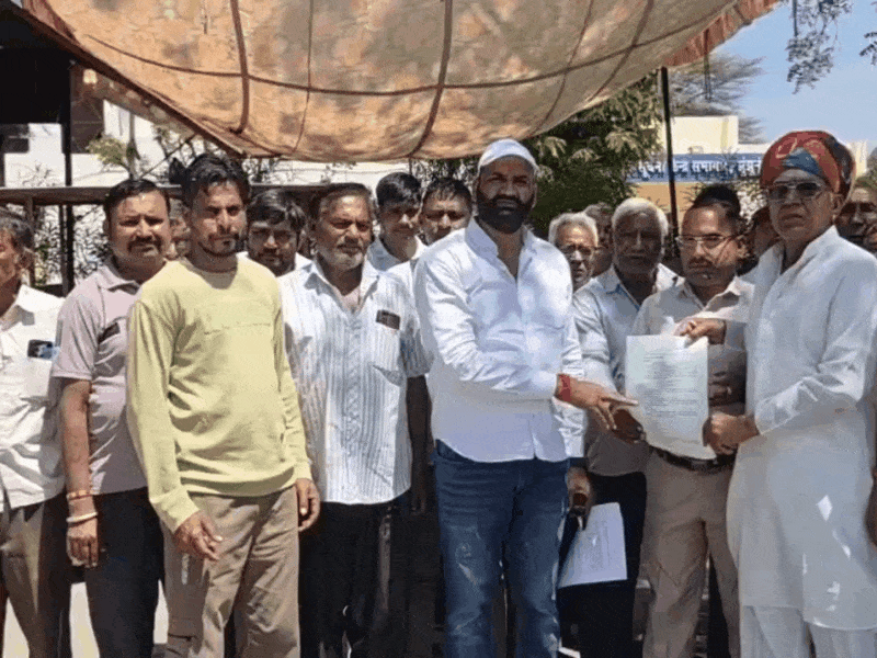 छात्र के परिजन कलेक्ट के सामने ज्ञापन लेकर