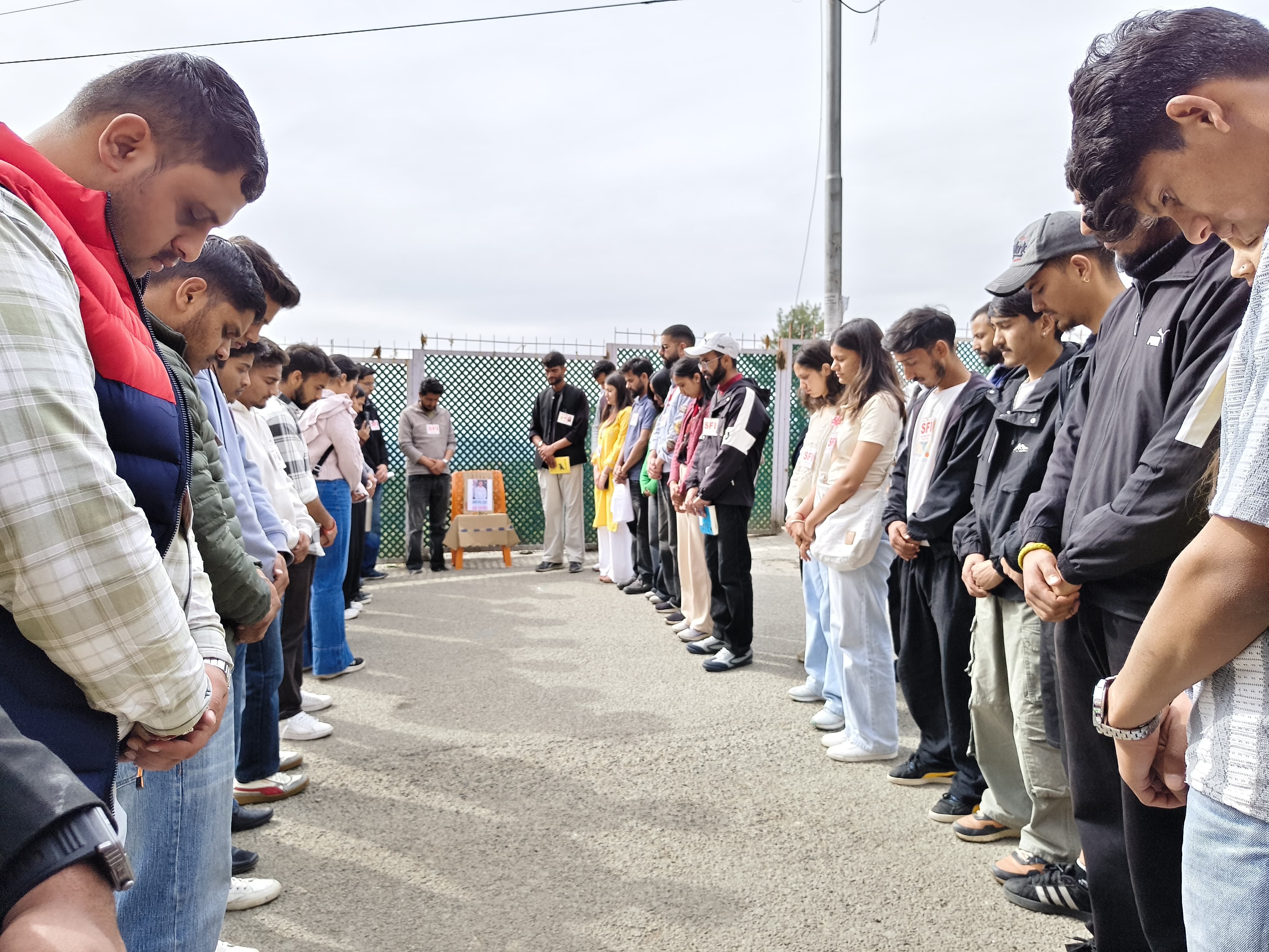 कॉलेज में सहयोगियों ने मोन रखा।