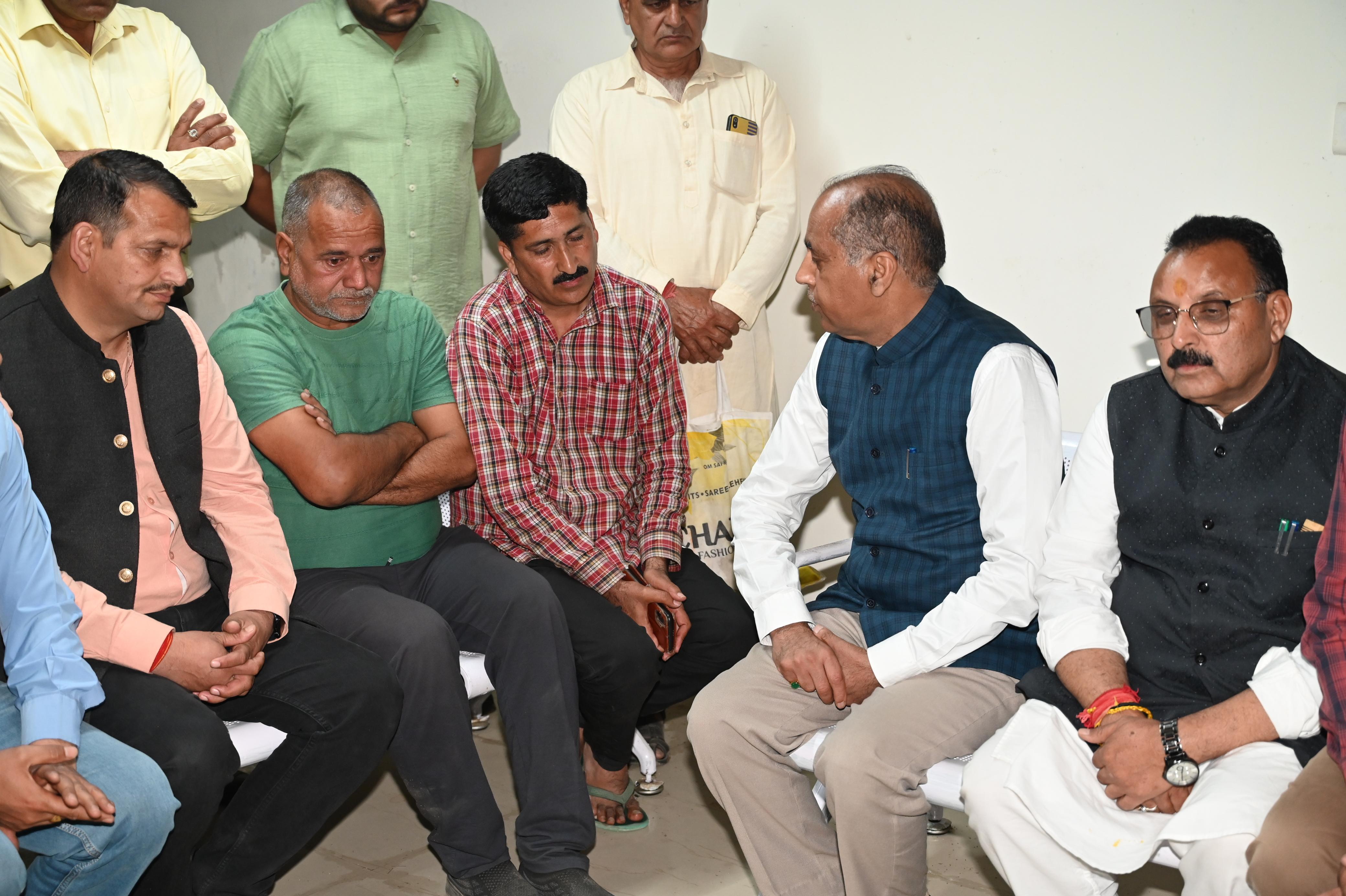 मृतक युवती के परिजनों से मिलते हुए नेता प्रतिपक्ष जयराम ठाकुर।