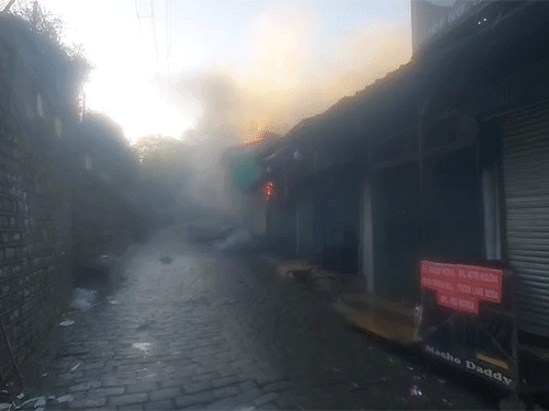 कसौली छावनी स्थित हेरिटेज मार्केट में भीषण आग।