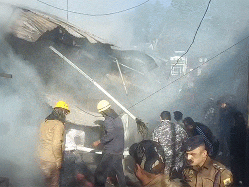 कसौली में दुकानों में भड़की आग। - Dainik Bhaskar