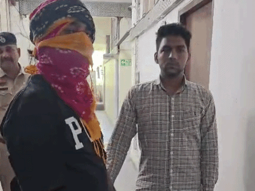 आरोपी सर्वपाल को कोर्ट में पेश करती पुलिस।