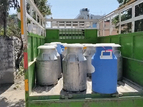 चक्कर प्लांट के बाहर किसान ने लाया दूध।