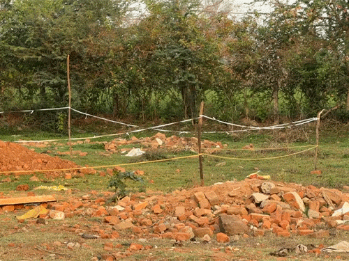 टेंट कारोबारी सुरेश चौहान की हत्या कर लाश को हाउसिंग बोर्ड कॉलोनी के पीछे एक खेत दफन कर दिया गया।