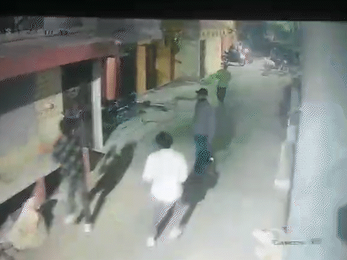 वीडियो में एक बदमाश मकान पर पेट्रोल छिड़कता दिख रहा है। बाकी के हाथ में हथियार नजर आ रहे हैं।