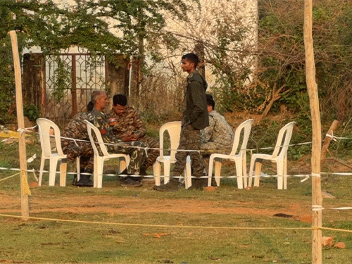 शव के पास पहरा देते पुलिसकर्मी।