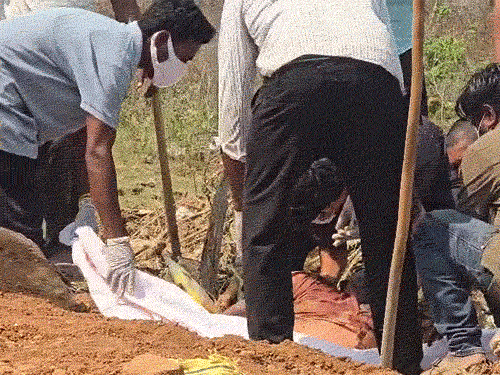 पुलिस ने जमीन खोदकर निकाला कारोबारी का शव।