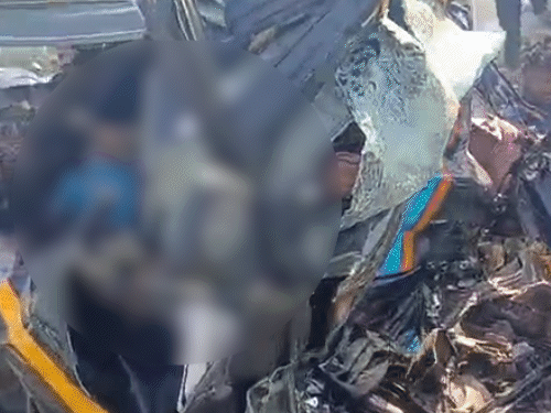 हादसे के बाद वैन में सवार लोग बुरी फंस गए।