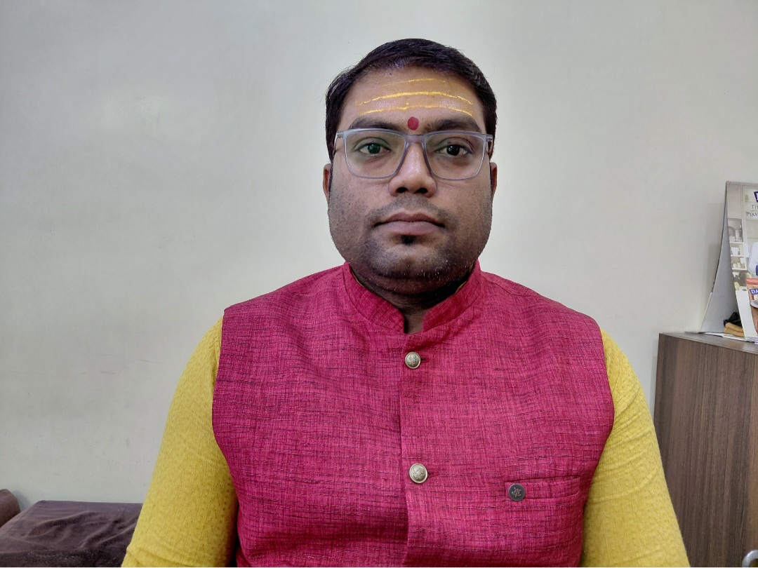 ज्योतिषाचार्य राकेश झा।