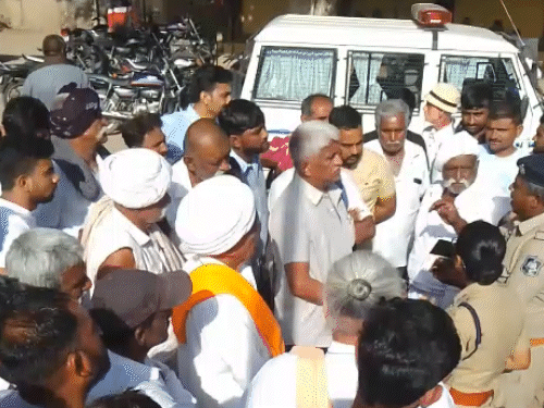 हॉस्पिटल के बाहर जमा भारवाड़ समुदाय के लोग।