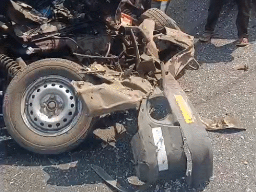 वैन को काटकर लोगों के शव निकाले गए।