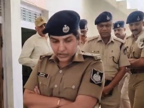 रविवार देर रात करीब डेढ़ बजे नकाबपोश बदमाश घर में घुसे और पति-पत्नी को बंधक बना लिया। - Dainik Bhaskar