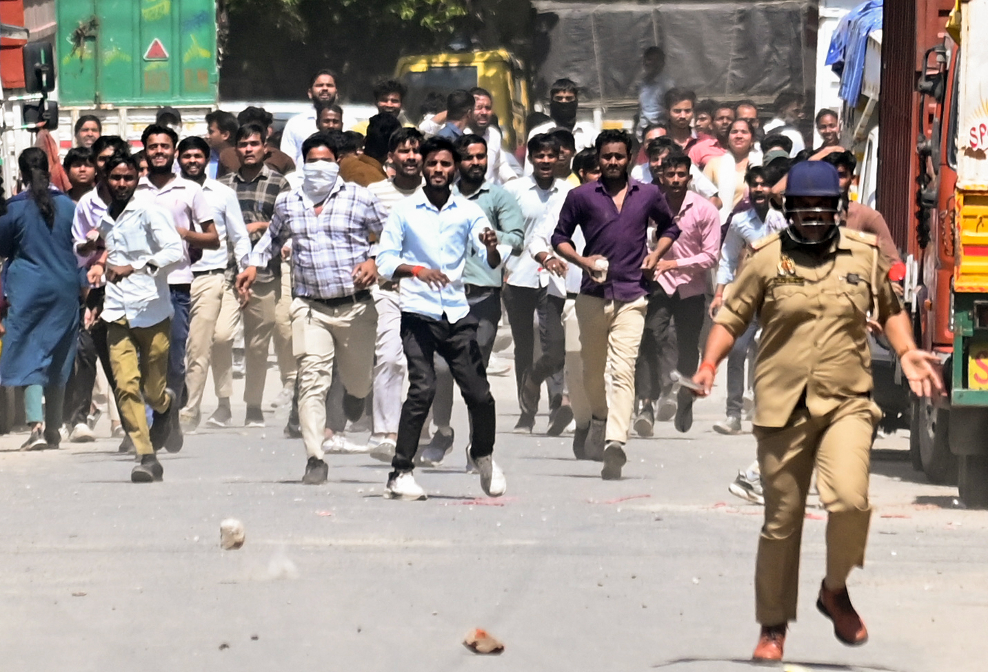 Angry employees also threw stones at police in Phase-2. Police personnel were seen running to save themselves.