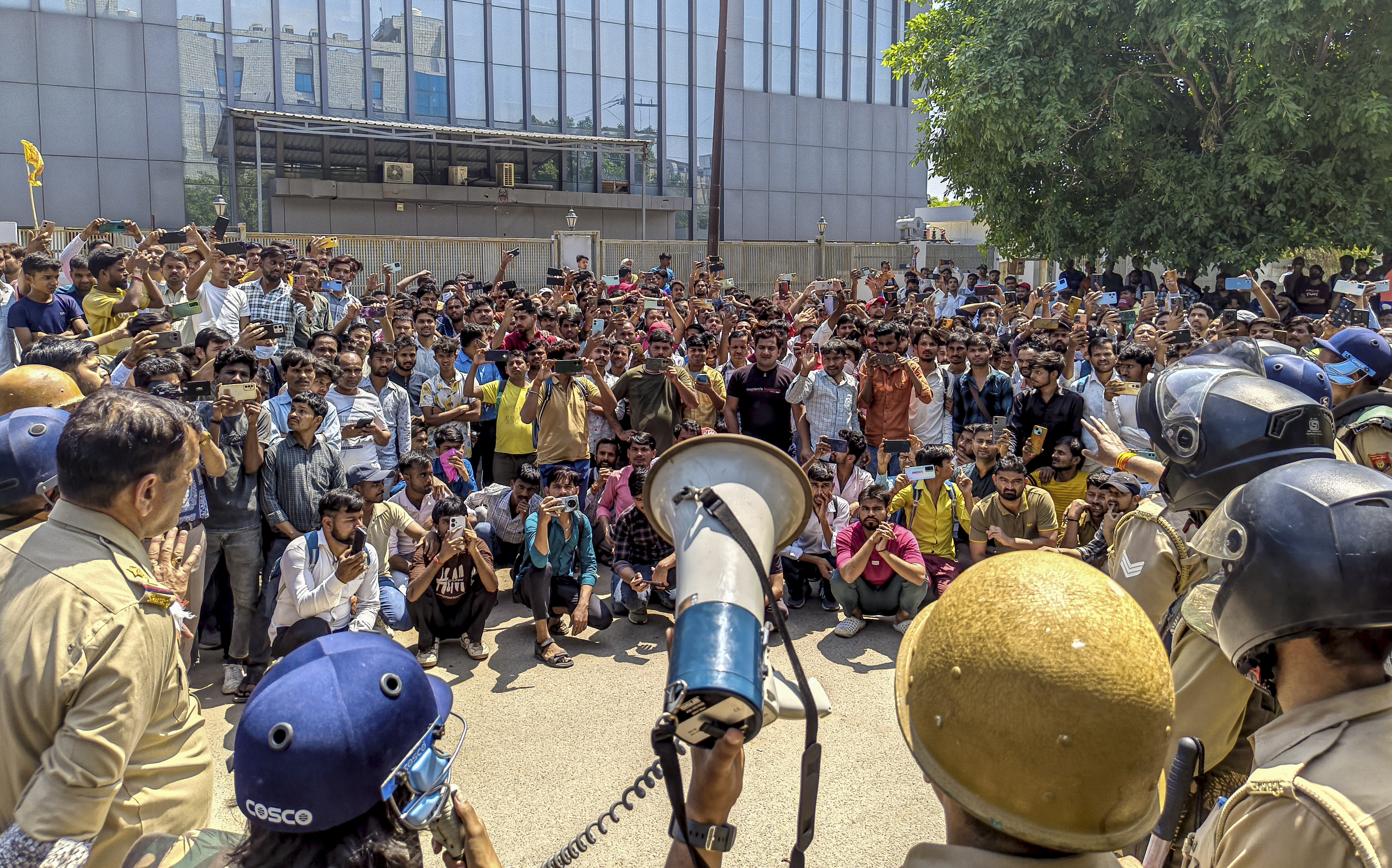 Police personnel are continuously trying to calm down the protest by talking to the employees.